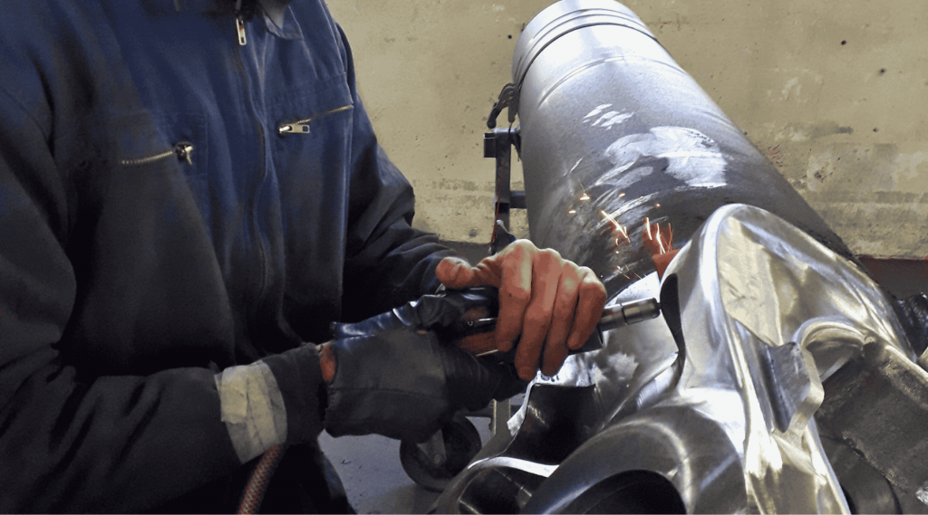 Employé qui réalise un polissage manuel chez PMP 64