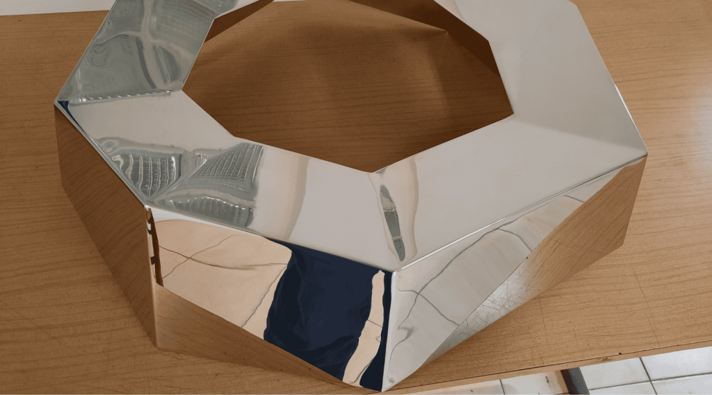 La finition miroir sur la corbeille par l'entreprise de polissage PMP